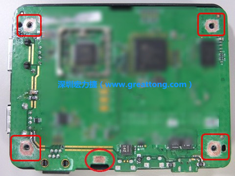 手動(dòng)去綠漆。使用傳統(tǒng)的刀片去除綠漆后的效果。