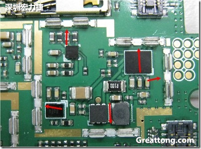 圖中顯示一塊電路板使用這種屏蔽夾(shielding clip)的實例?；旧衔覀冊趶澖堑牡胤蕉荚O(shè)計擺放了一個屏蔽夾，這樣可以讓作業(yè)員比較方便安裝屏蔽罩(shielding can)時的對位準(zhǔn)確。然后在其他沒有屏蔽夾的地方也設(shè)計了一些接地的布線，一來可以稍微提升屏蔽罩的電磁隔絕能力，另一方面也可以為屏蔽夾無效時，馬上可以更改為屏蔽框，而無需要重新設(shè)計電路板。